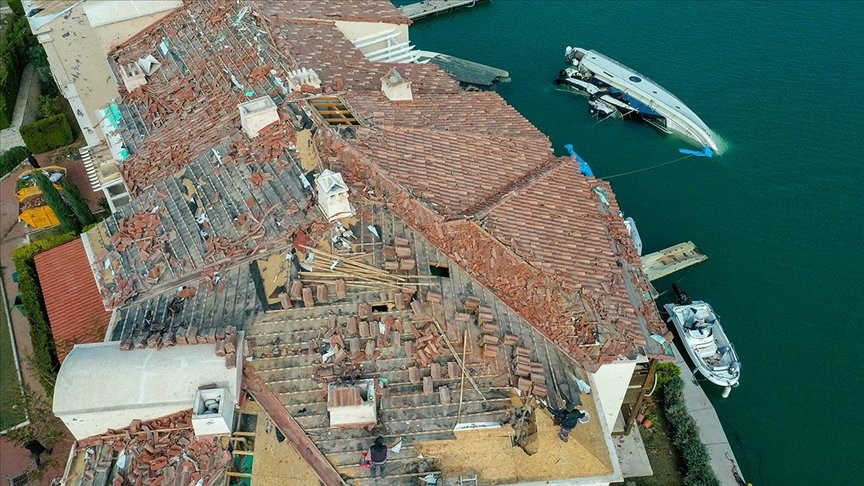 Çeşme’de hortumun ardından hasar oluşan evlerde çalışmalar sürüyor