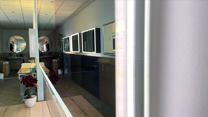 Gurbetçi babasının çalıştığı bölgede fabrika kurdu, ürettiği akıllı aynaları Avrupa’ya satıyor