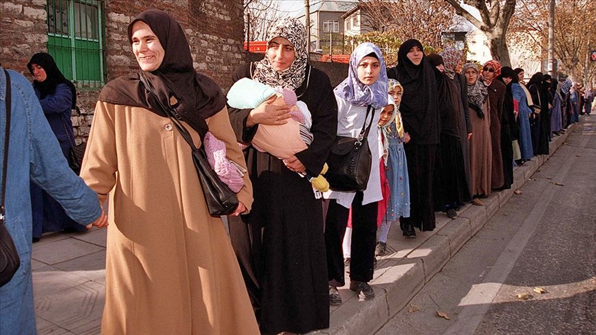 ‘El ele insan zinciri’ 28 Şubat’a karşı duruşu ülke geneline yaydı