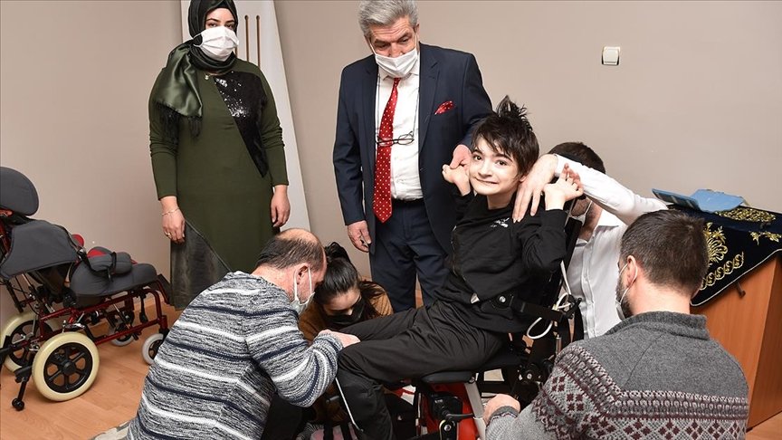 Bedensel engelli Elif dik duruş liftiyle 13 yıl sonra ayaklandı