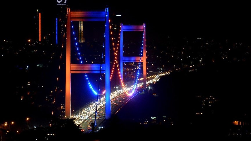 FSM Köprüsü Dünya Kanser Günü’ne dikkati çekmek için ışıklandırıldı