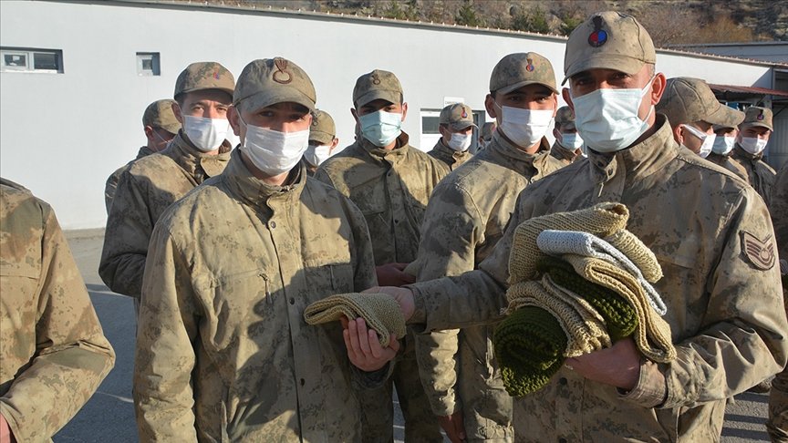 ‘Mahide nine’nin ördüğü atkılar Şırnak’taki askerleri ısıtacak