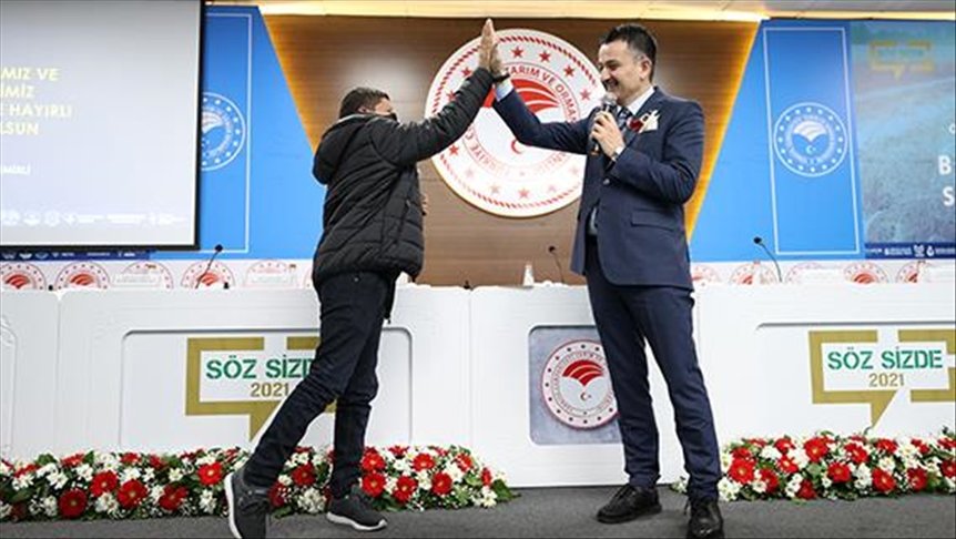 Bakan Pakdemirli, sosyal medyada ünlenen küçük çoban Şevki’ye köpek ve koyun hediye etti