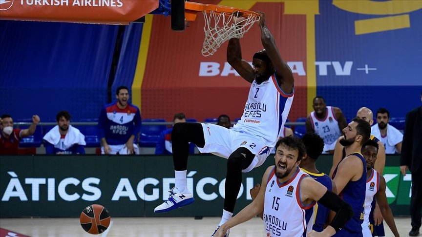 Anadolu Efes Barcelona’yı devirdi
