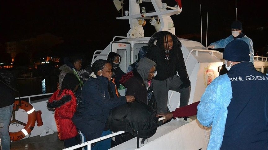 İzmir açıklarında Türk kara sularına itilen 36 sığınmacı kurtarıldı