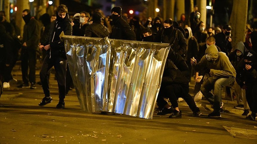 İspanya’da binlerce kişi rap sanatçısı Pablo Hasel’in cezaevine götürülmesini protesto etti