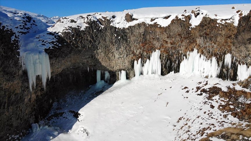 Ağrı’daki Murat Kanyonu’nda 10 metreyi bulan buz sarkıtları oluştu