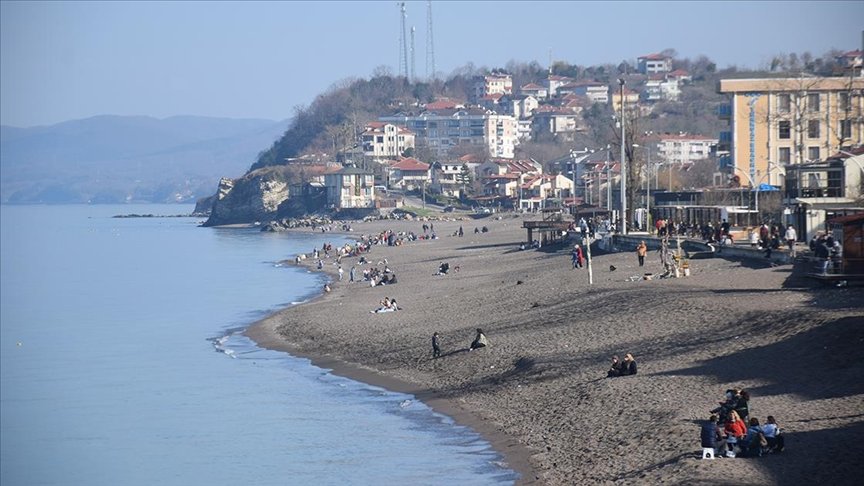 Düzce’de sıcak havayı fırsat bilen bazı vatandaşlar denize girdi