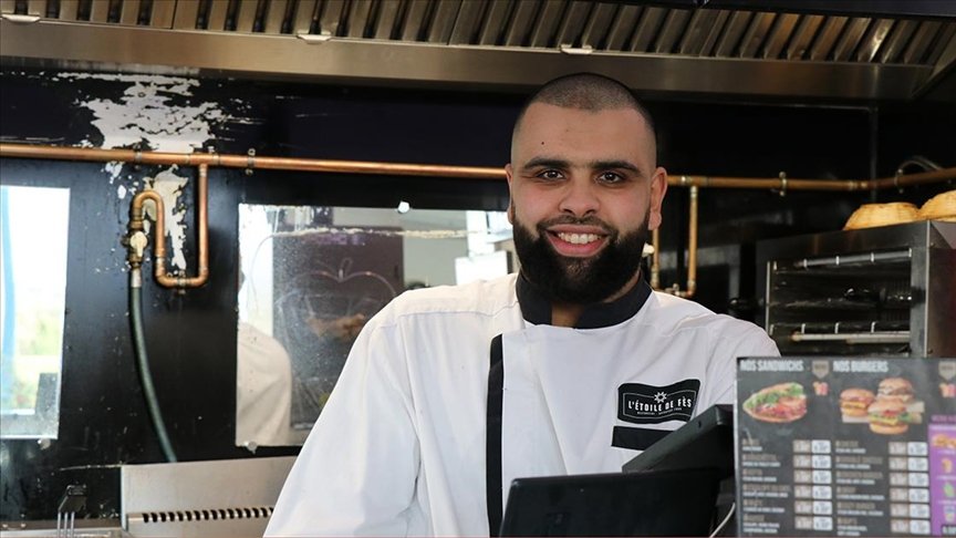 Müslüman restoran sahibi Fransız öğrencilere ücretsiz yemek veriyor