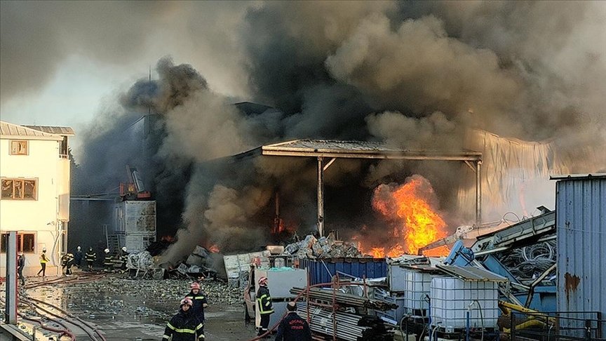 Kocaeli’de fabrikada çıkan yangın söndürülmeye çalışılıyor