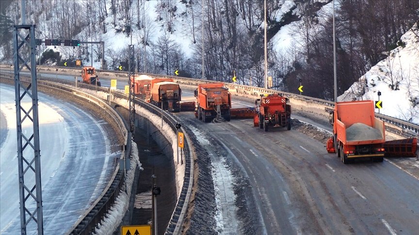 Kara yolları ekiplerinin karla mücadelesi sürüyor
