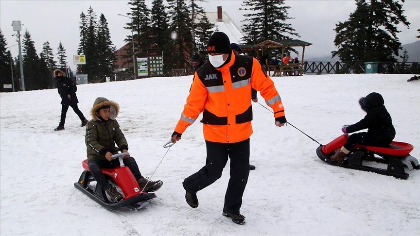 Yetim ve öksüz çocuklar, Ilgaz Dağı Kayak Merkezi’nde gönüllerince eğlendi
