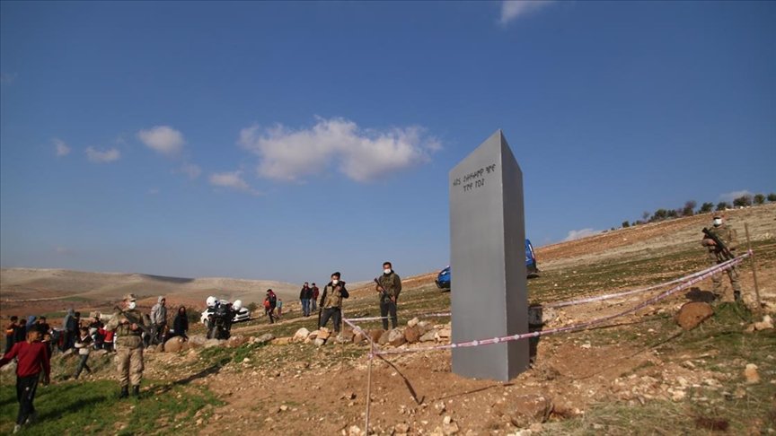 Göbeklitepe yakınlarındaki toprağa saplı bulunan metal blokla ilgili araştırmalar sürüyor