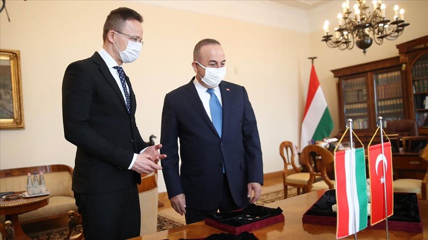 Çavuşoğlu, Macaristan’da yakalanan 412 tarihi eseri Türkiye’ye getirmek üzere teslim aldı