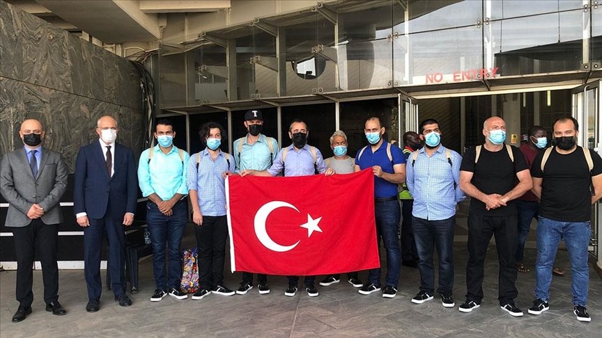 Nijerya’da serbest bırakılan Türk gemicilerin tamamı Türkiye’nin Abuja Büyükelçiliğine ulaştı