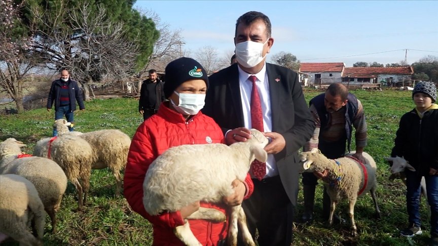 TÜDKİYEB, sosyal medyada ünlenen küçük çoban Şevki’yi ödüllendirdi