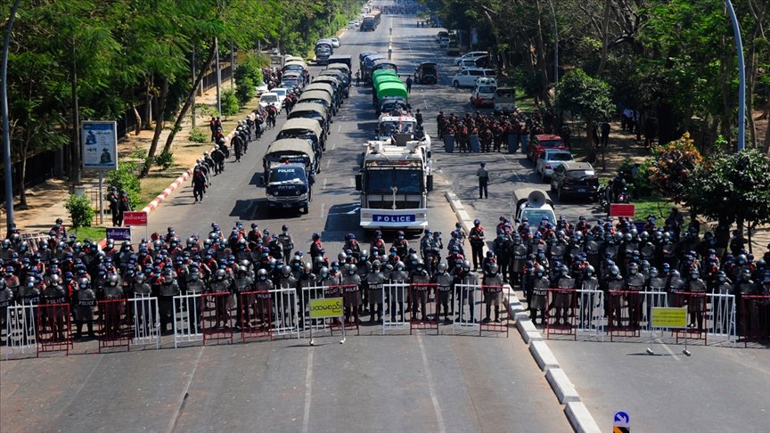 Myanmar’da güvenlik güçleri Suu Çii’nin partisinin merkez binasını bastı