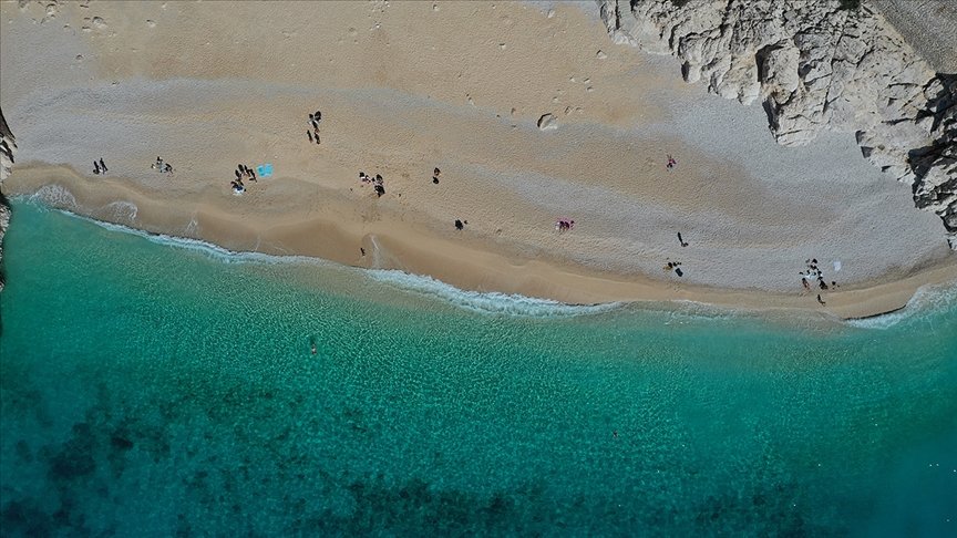 Antalya’da deniz ve güneş keyfi yaşanıyor