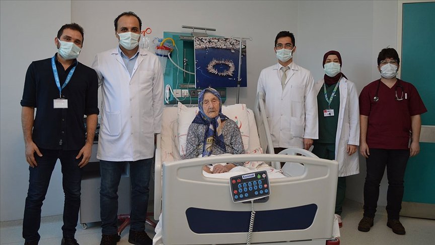 Muğla’da Kovid-19’u yenen 98 yaşındaki kadın taburcu edildi