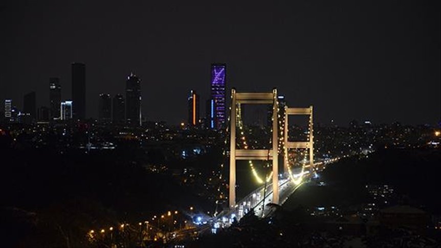İstanbul’un köprüleri, Çocukluk Çağı Kanser Günü’ne dikkati çekmek için ışıklandırıldı
