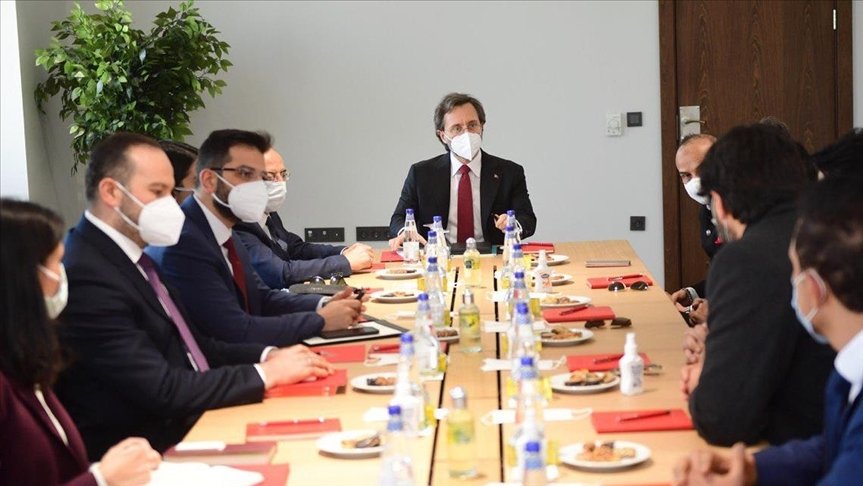 Cumhurbaşkanlığı İletişim Başkanı Altun, ‘Türki Lala’ dizisinin yapımcılarıyla bir araya geldi