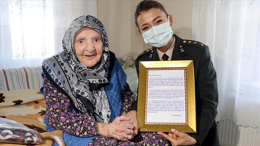 Mehmetçik kendileri için yün çorap ören ‘asırlık çınar’ Zeliha nineye el dokuması seccade gönderdi