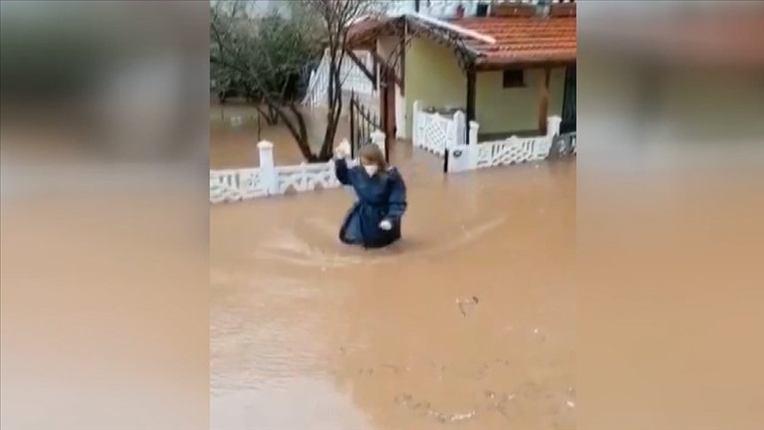 Bakan Koca, selde evinden çıkamayan hastaya suya girerek müdahaleye giden hemşirenin videosunu paylaştı