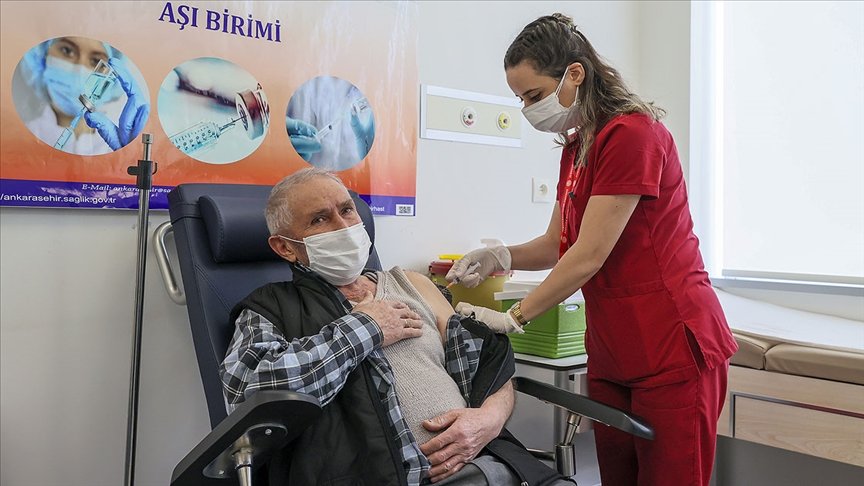 Türkiye’de Kovid-19’la mücadele kapsamında aşılananların sayısı 2 milyonu aştı