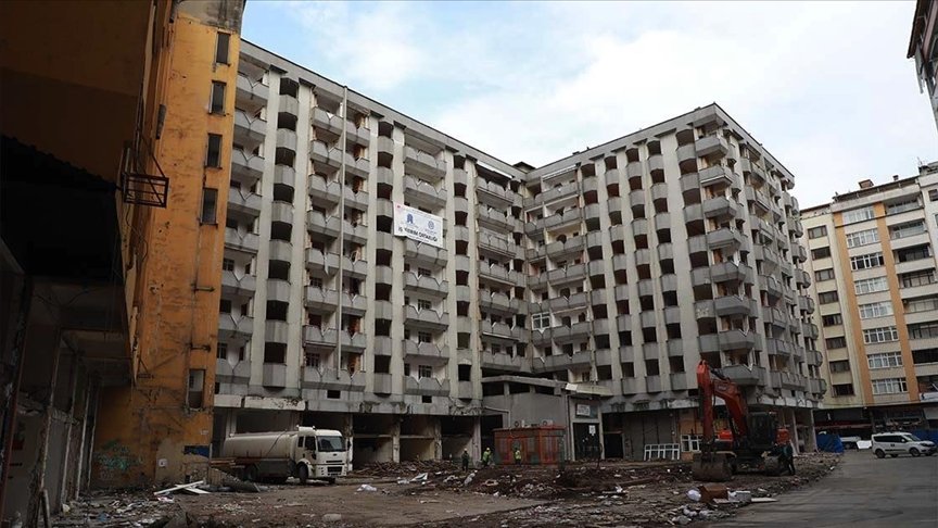 Rize’de kentsel dönüşüm kapsamında 168 yapının yıkımına başlandı