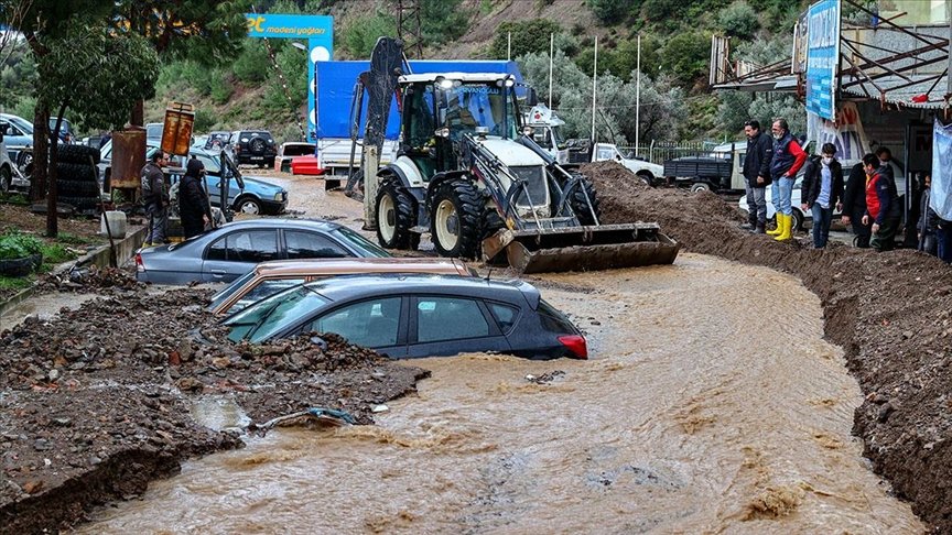 İzmir’deki sağanak nedeniyle bazı araçlar toprak altında kaldı