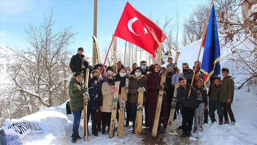 Hakkarili gençlerin tahta kayak takımlarıyla kayma çabasına öğretmen ve öğrenciler de eşlik etti