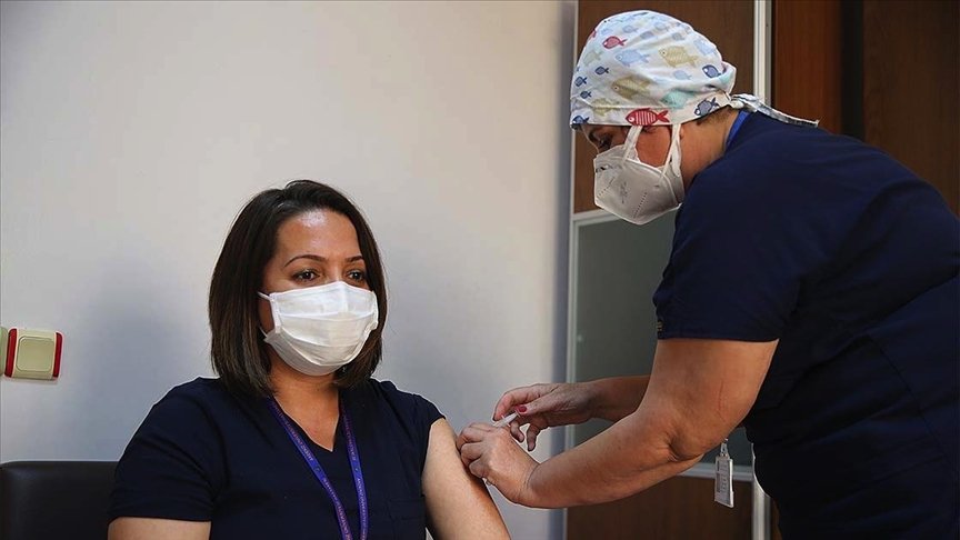 Sağlık çalışanları Kovid-19 aşısıyla kendilerini ‘güvende’ hissediyor