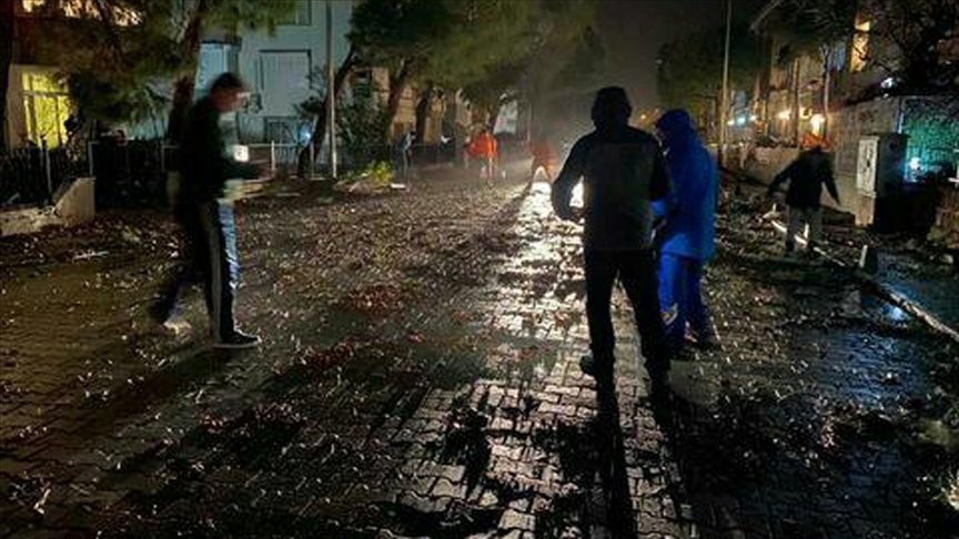 Çeşme’de denizde hortum oluştu