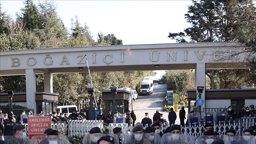 Boğaziçi Üniversitesi’nde Kabe fotoğrafının yere serilmesi soruşturmasında 7 şüphelinin 3 yıla kadar hapsi istendi
