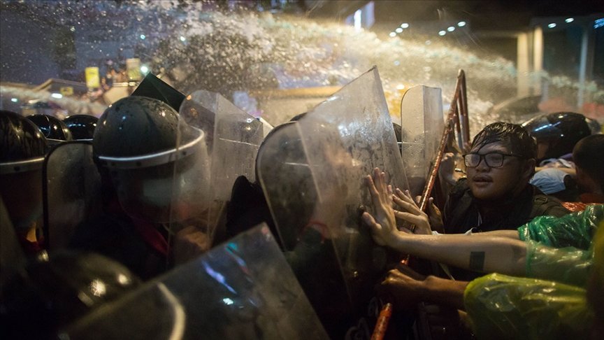 Tayland’da hükümet karşıtı protestocu gruplar polisle çatıştı