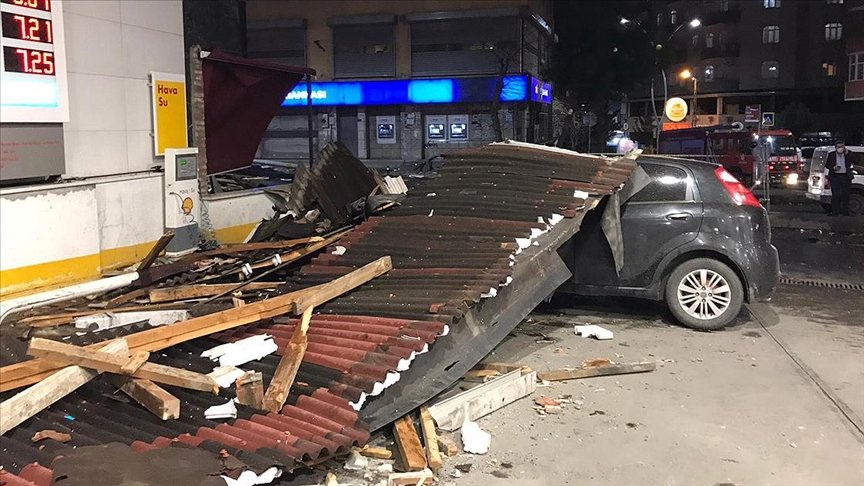 İstanbul’da fırtına hayatı olumsuz etkiledi