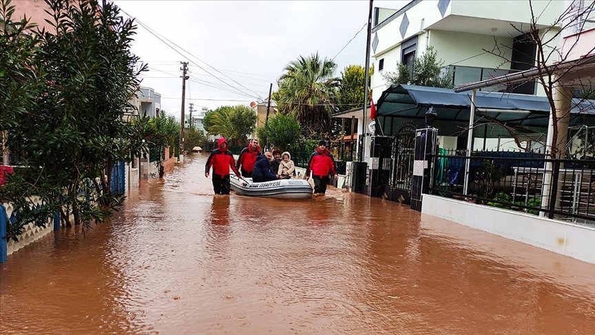 İzmir’de sel sularının tahliyesinin ardından hasar tespit çalışmalarına başlanacak