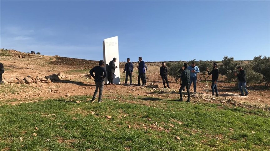 Göbeklitepe yakınlarındaki metal blok meraklı vatandaşların akınına sahne oluyor