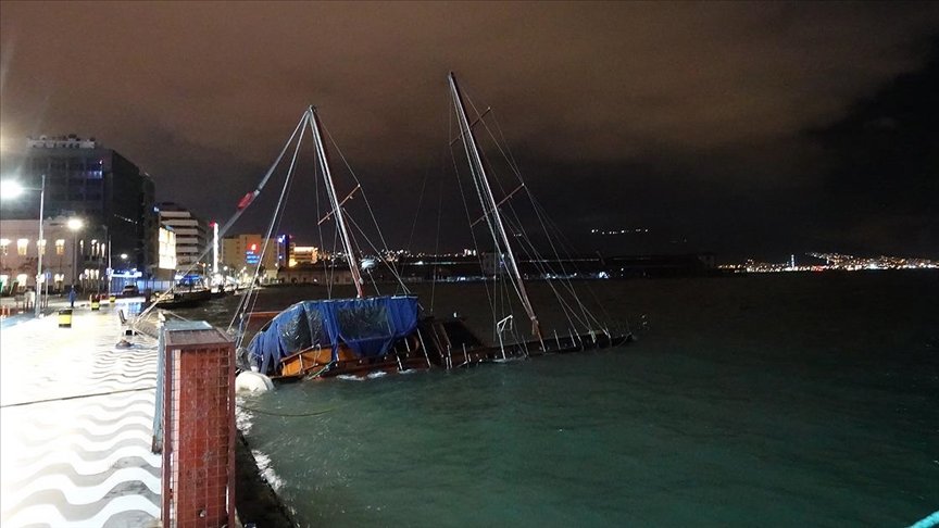 İzmir’de kuvvetli rüzgar etkili oluyor