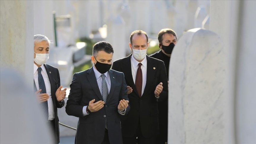 Bakan Pakdemirli, merhum Boşnak lider Aliya İzetbegoviç’in kabrini ziyaret etti