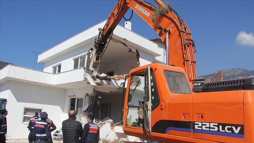 Datça’da imara aykırı binaların yıkımına devam ediliyor