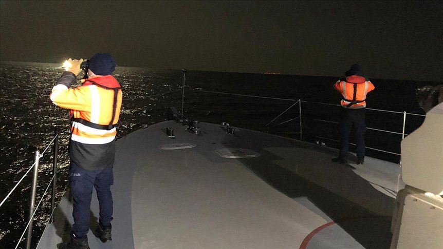 Gökçeada açıklarında teknenin batması sonucu kaybolan 2 kişiyi arama çalışmaları sürüyor