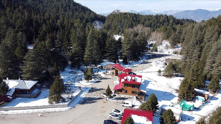 Doğu Akdeniz’in kış tatili adresi Başkonuş Yaylası yarıyıl tatilinde de ilgi görüyor