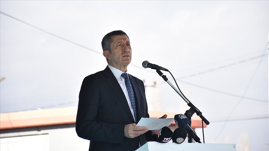 Bakan Selçuk: Her bir okulumuzun, çocuklarımızın bu ülkeyi yücelteceği bir mekan olması dileğiyle devam ediyoruz