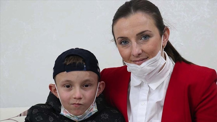 Küçük bedeniyle kanserle mücadele eden Uras’ın en büyük destekçisi annesi