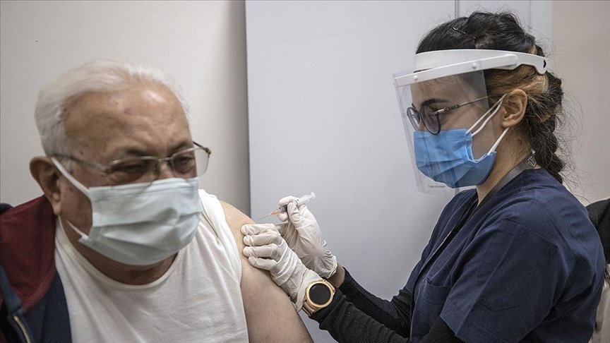 Kovid-19’a karşı aşılama programına hafta sonu da devam ediliyor