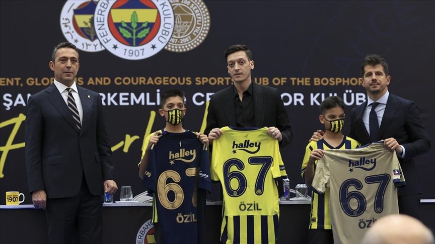 Mesut Özil’in imzaladığı 3 forma 36 bin 50 avroya satıldı