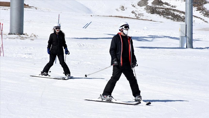 İç Anadolu’nun ‘zirvesi’ Erciyes’te pistler kayakseverlerle doldu