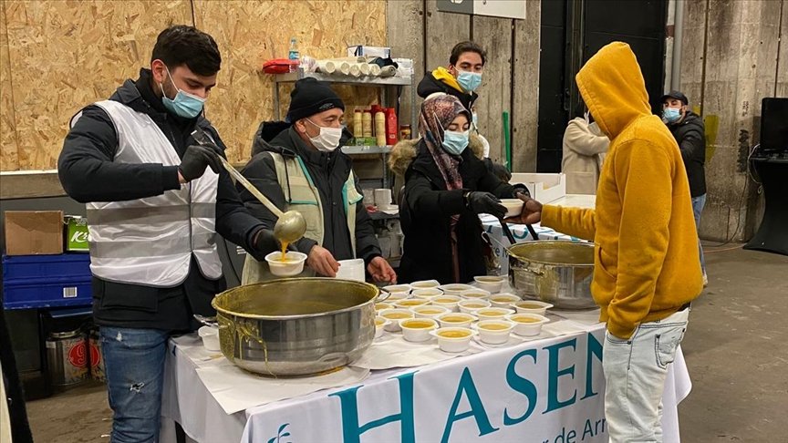 Hollanda’da Müslümanlardan evsizlere sıcak çorba