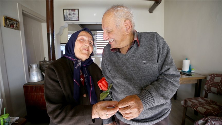 Evliliklerinde yarım asrı geçiren çiftler birbirlerine duydukları sevgi, saygı ve aşklarıyla örnek oluyor